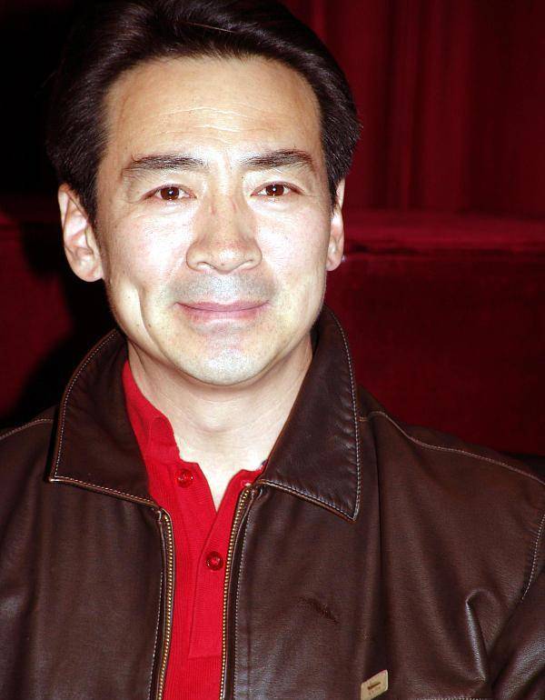 原创娱乐圈老戏骨寇振海与儿子同框网友很温馨