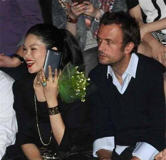 没学过设计的吕燕非常坦诚,她觉得自己当了这么久的模特,可以靠着从业