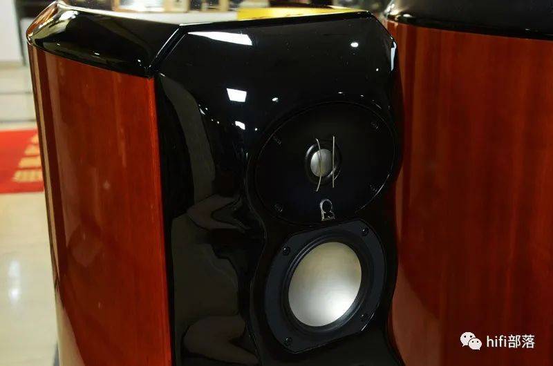 气势磅礴锐威revelsalon2旗舰落地型音箱