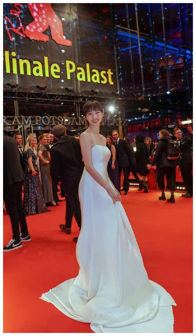 齐溪亮相柏林电影节,穿吊带抹胸裙优雅大气,踩帆布鞋却意外时髦