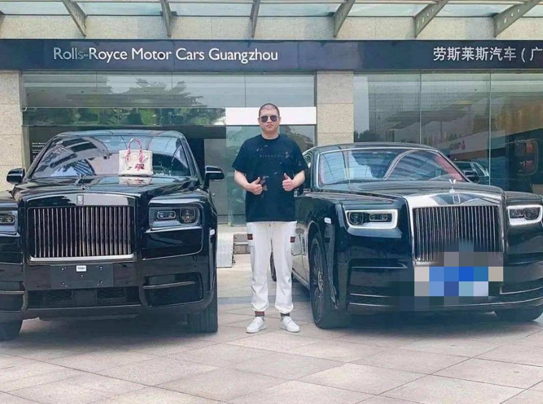 二驴破产天天吃素菜向粉丝索要礼物却舍不得卖掉两辆阿尔法