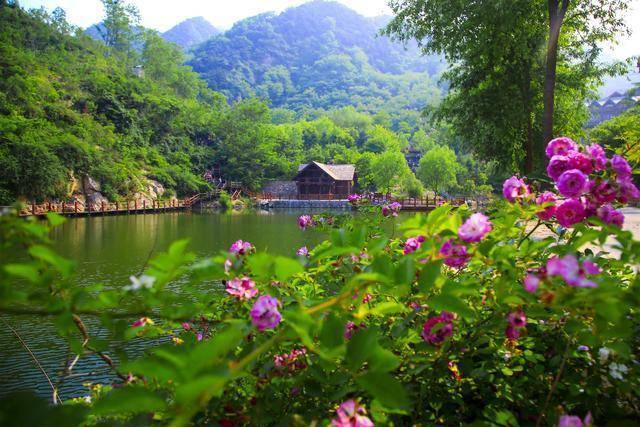 济南一个风景秀丽的景点，被誉为济南后花园，以水上旅游业为主