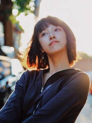 原创31岁王彦霖恋情曝光同喝一杯饮料摸脸又牵手女方身份曝光也是演员