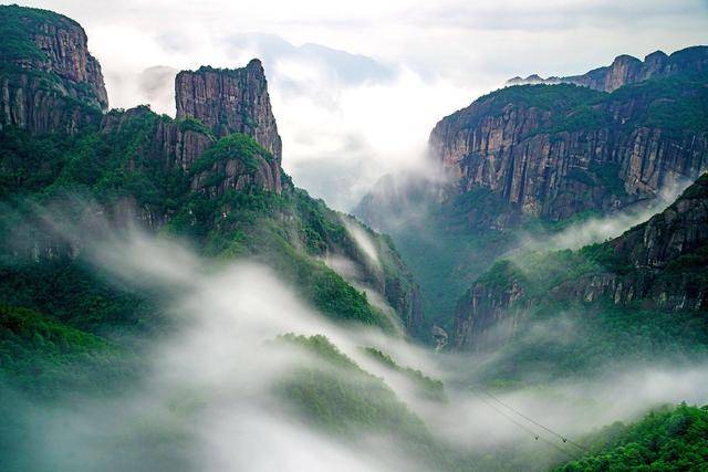 浙江神仙居，有世界最大的火山流纹岩地貌集群，是国家5a景区