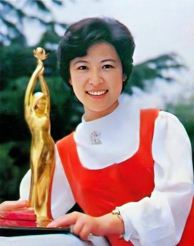 鲜艳"花衣裳"近照曝光,虽年逾古稀,却依然雍容雅致_王群_电影_王若荔