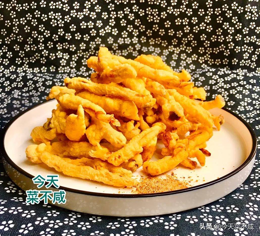 10,将炸好的蟹味菇摆盘,倒上少许椒盐,脆炸蟹味菇就做好了.