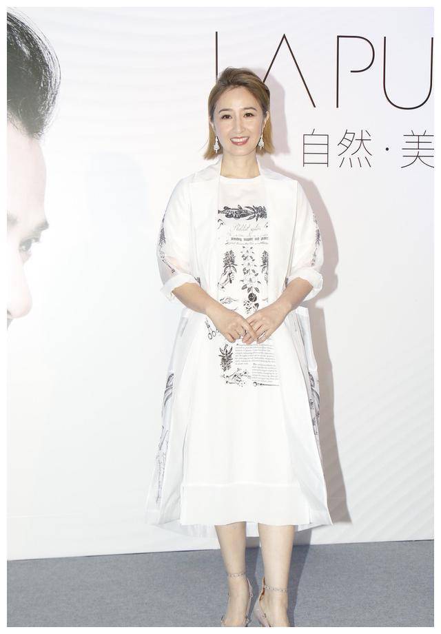 原创关咏荷才是真不老女神白色大衣配短发亮相55岁的年龄35的气质