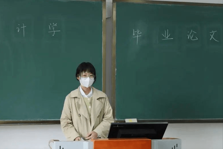 这才是大家闺秀,女生穿旗袍参加毕业论文答辩,仿佛穿越了时光