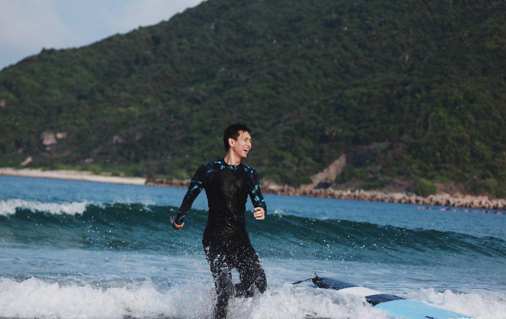 原创李现晒冲浪照片肌肉健壮笑容灿烂他和杨紫真的没可能吗