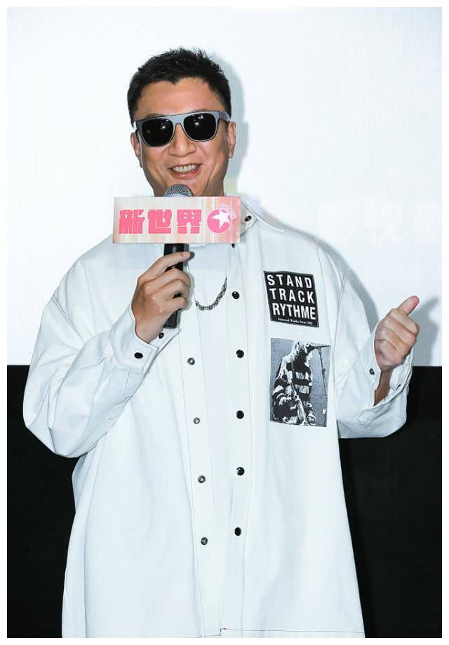 49岁孙红雷真是"孙三岁",穿搭减龄时髦,中年男人都该这么穿_风衣_穿着