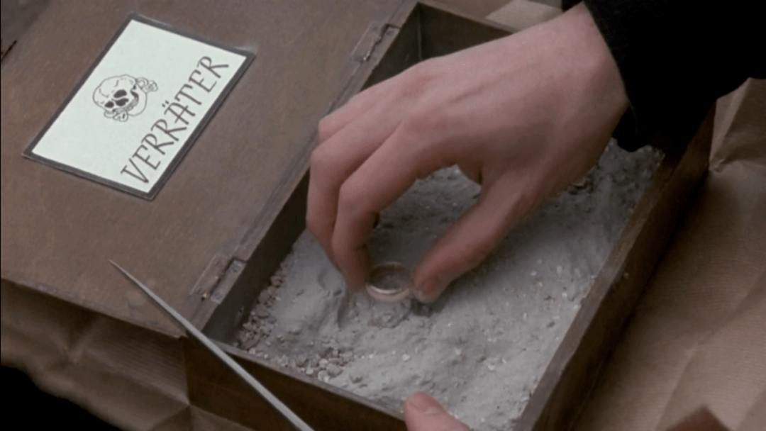 结果每次屋里都是妇女哀嚎哭泣,他打开盒子才发现是对方亲属的骨灰盒