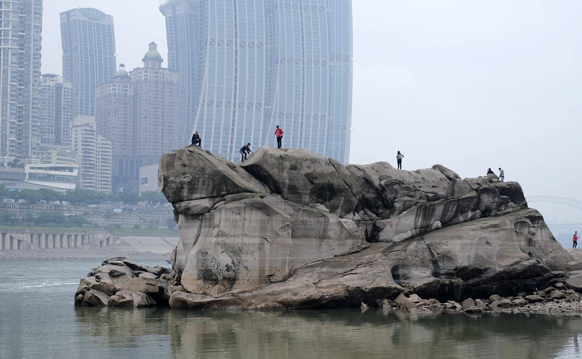 重庆，沉寂江底30年乌龟石，爆红！众人翻栏杆打卡，是堵还是疏？
