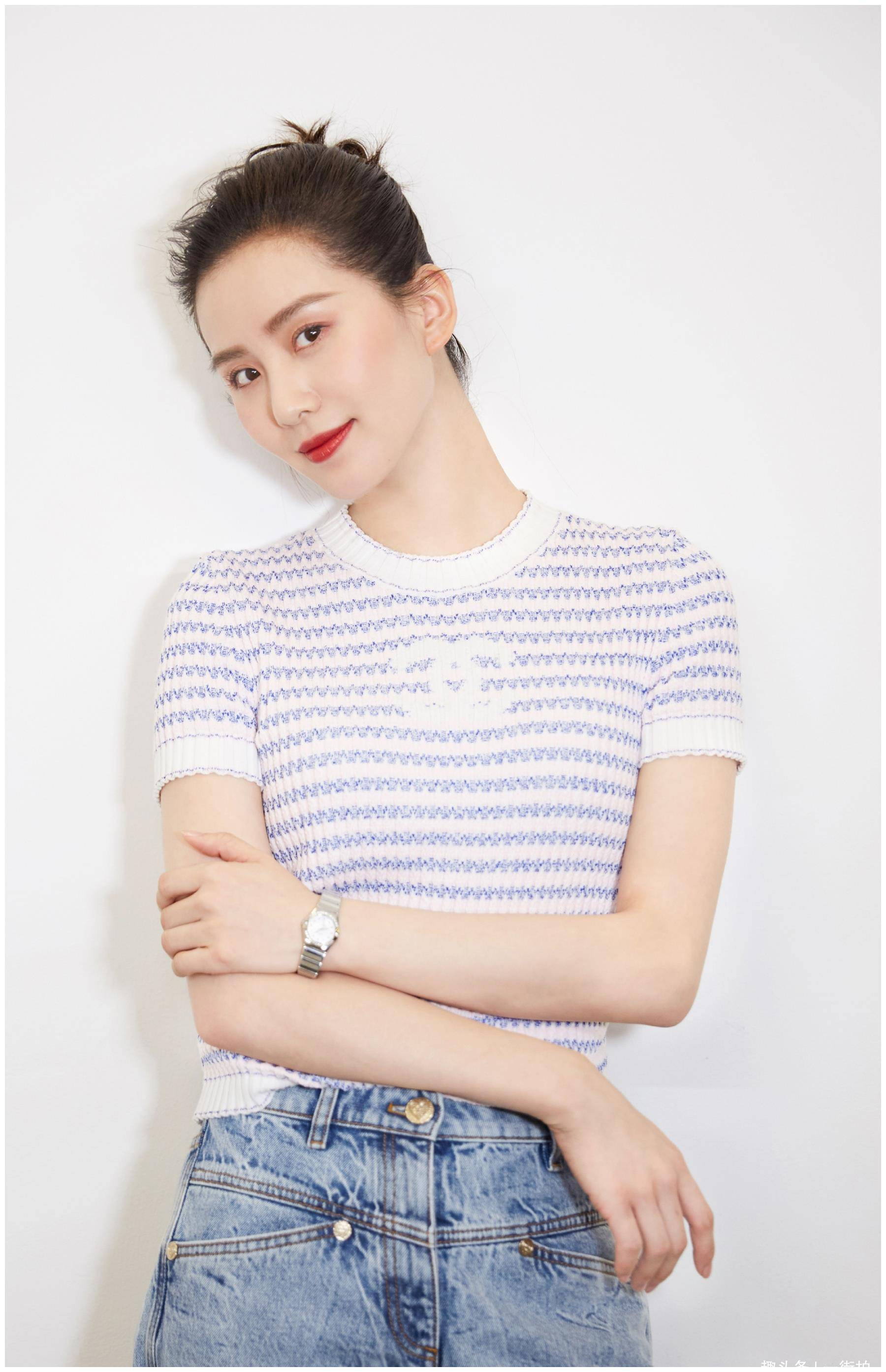 原创刘诗诗新剧拍摄路透穿灰色西装搭配小白鞋生图皮肤好到发光