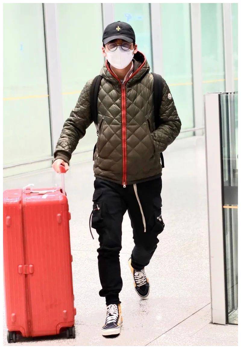 郭麒麟时髦造型羽绒服运动裤潮流范十足这比郭德纲会穿
