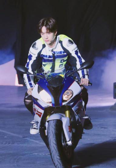 娱乐圈只有她坐过王一博的摩托车,得知是谁后,粉丝:酸成柠檬精_肖战