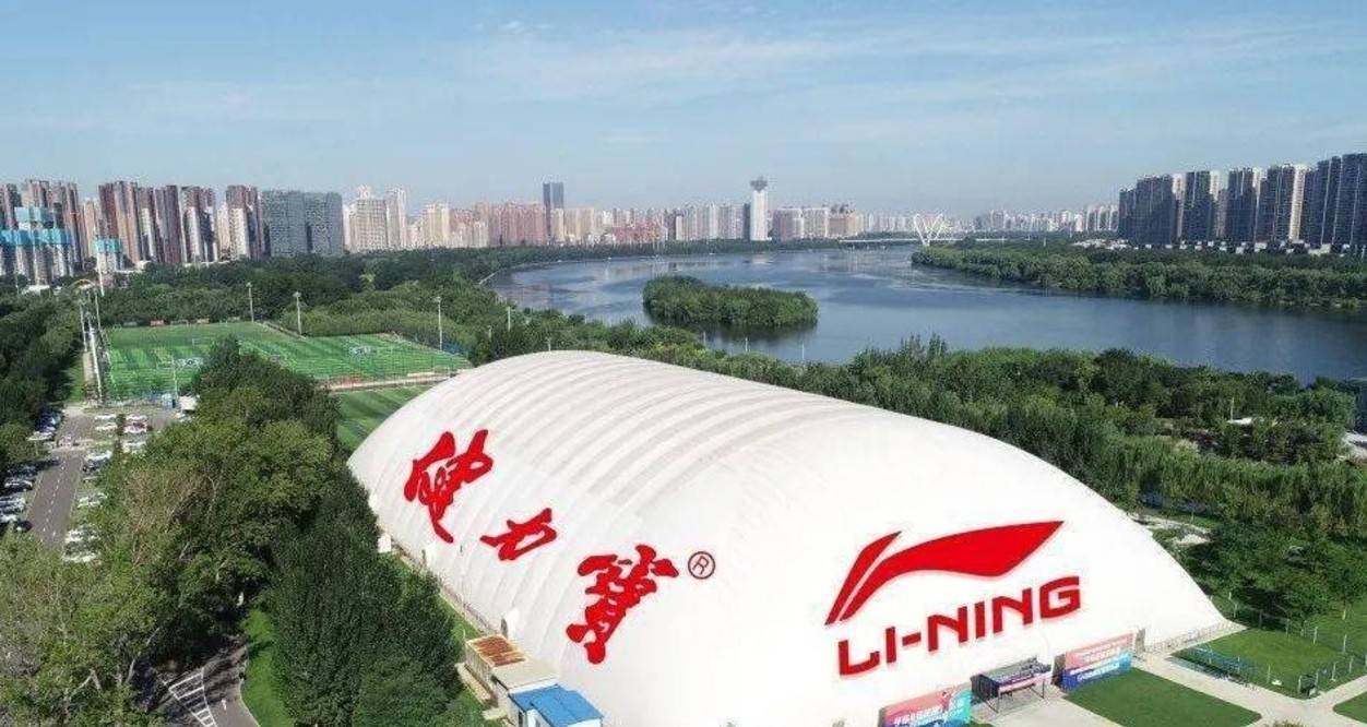 媒体人赵震怒斥李铁8号足球公园成了菜市场公园由李铁出资修建