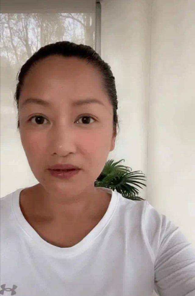 原创瞿颖晒素颜称自己28岁一张蜡黄脸又干又瘦都还不懂掩饰