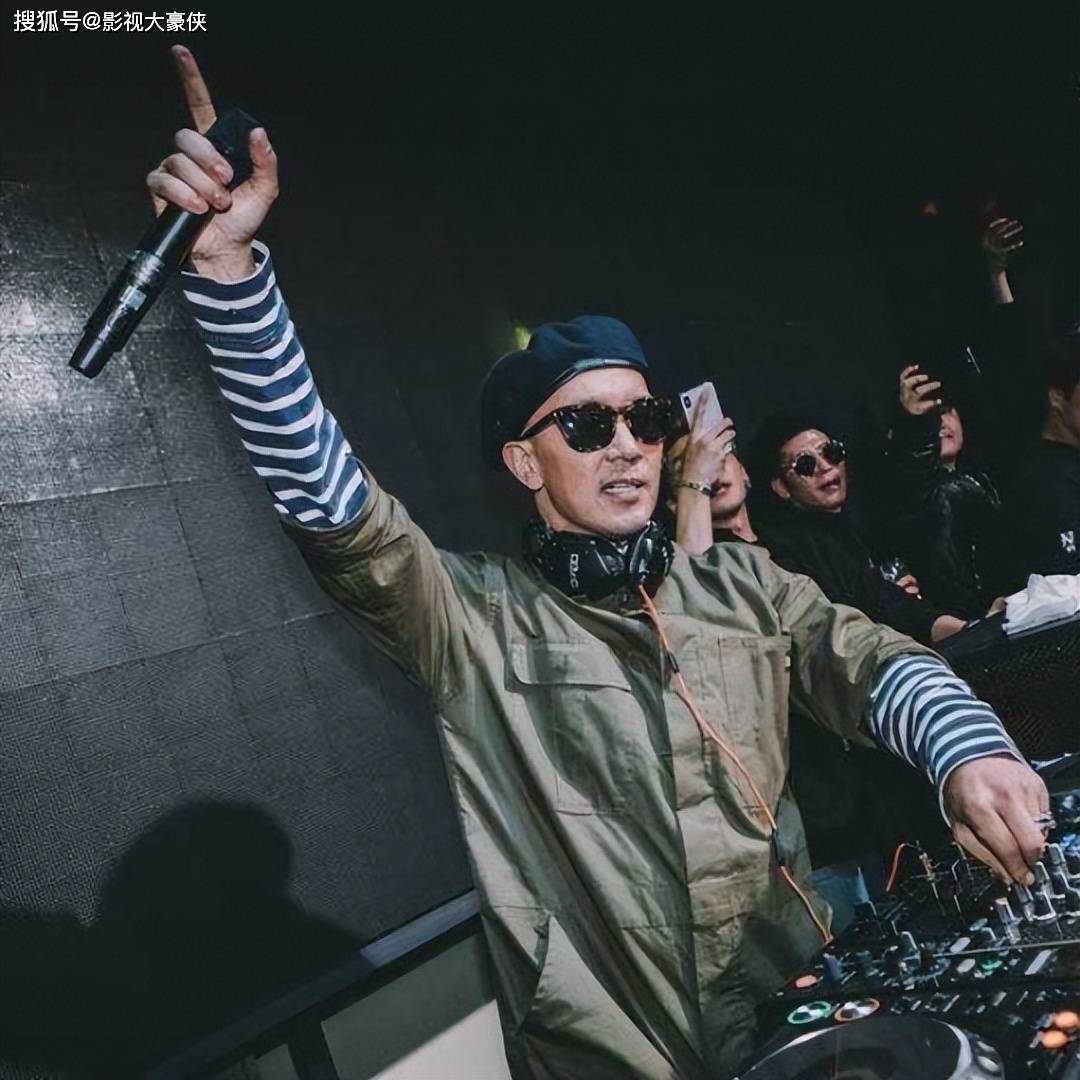 具俊晔的工作是酒吧dj,有去过夜店嗨的人都知道,dj往往要工作到深夜