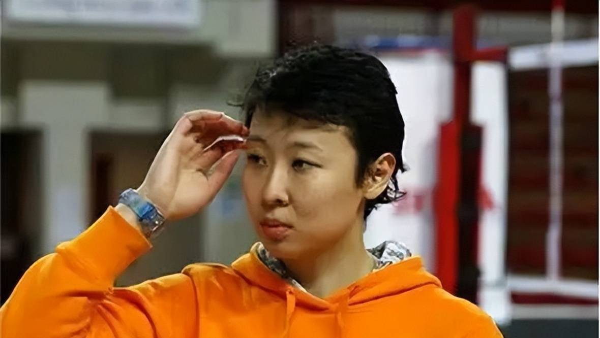 中国女排前队长冯坤的排球人生,与大12岁的泰国丈夫爱得无怨无悔