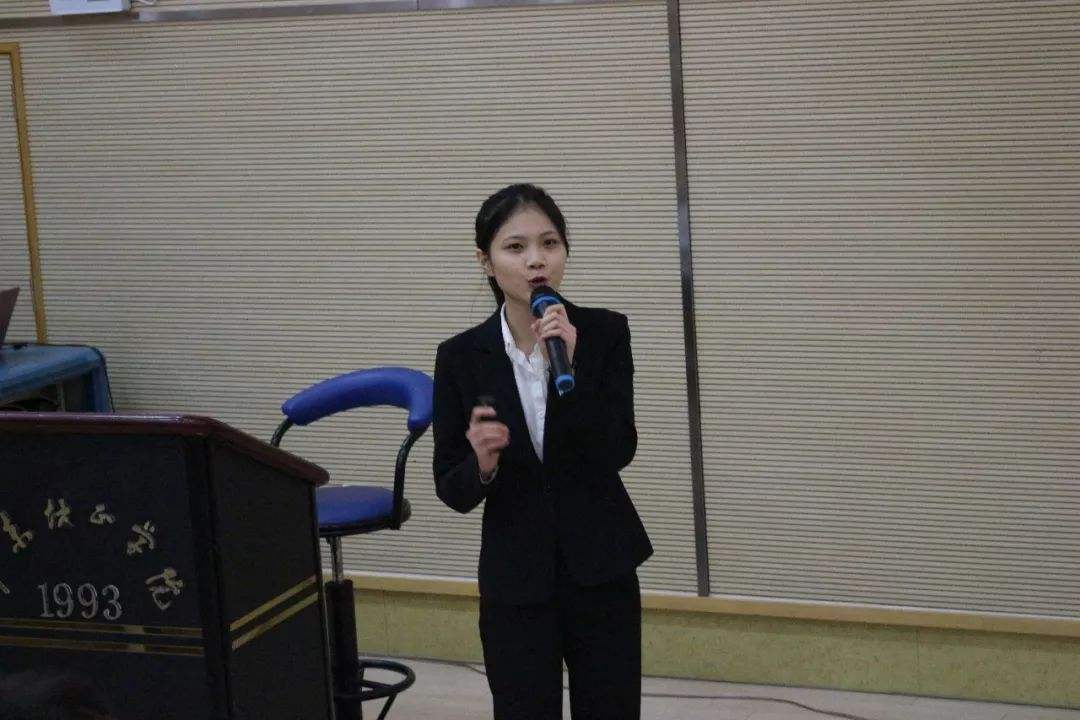 这才是大家闺秀,女生穿旗袍参加毕业论文答辩,仿佛穿越了时光