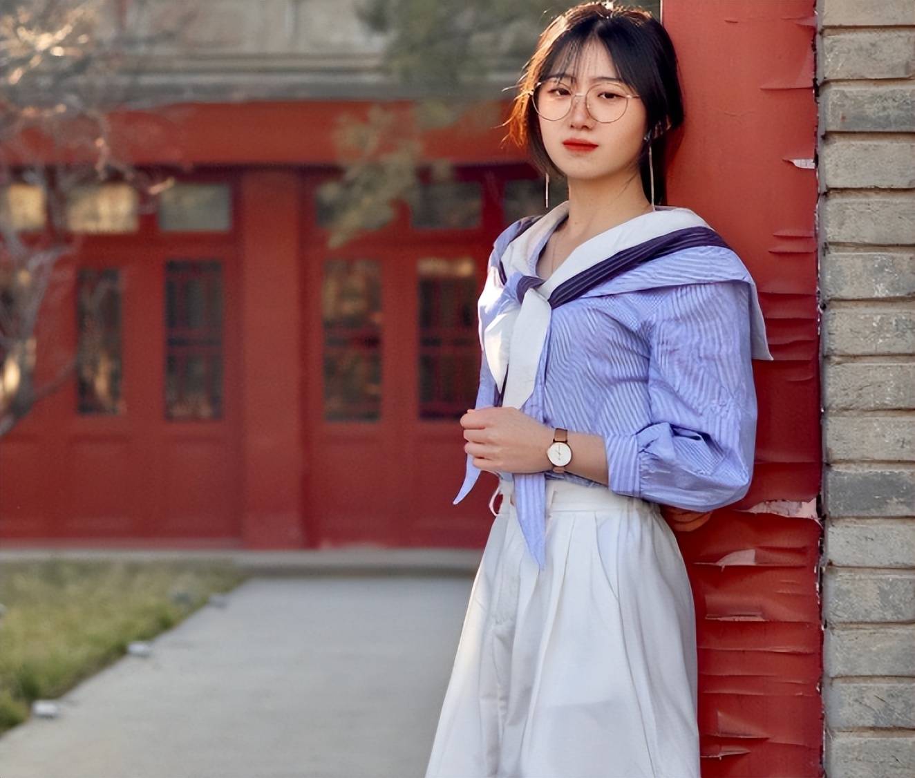 原创北大美女因翻白眼走红气质高冷眼神不屑真实学历更不一般