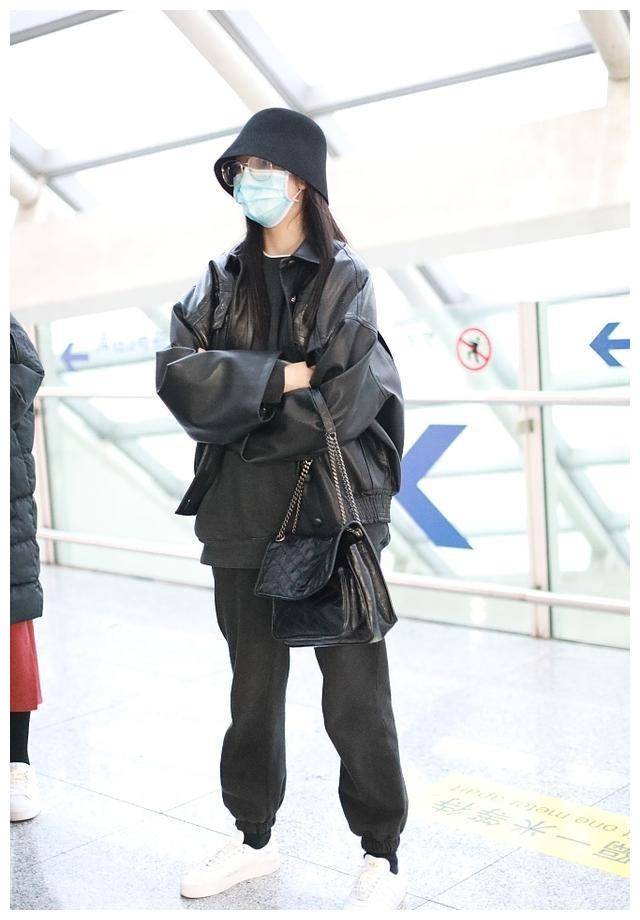 原创宋妍霏身穿皮夹克搭配运动裤简简单单的服装展现不简单的气质