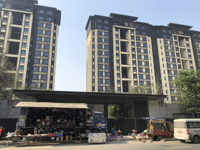 花园项目一街之隔的正是湖北奥山集团在成都的首个项目"奥山府九重锦"