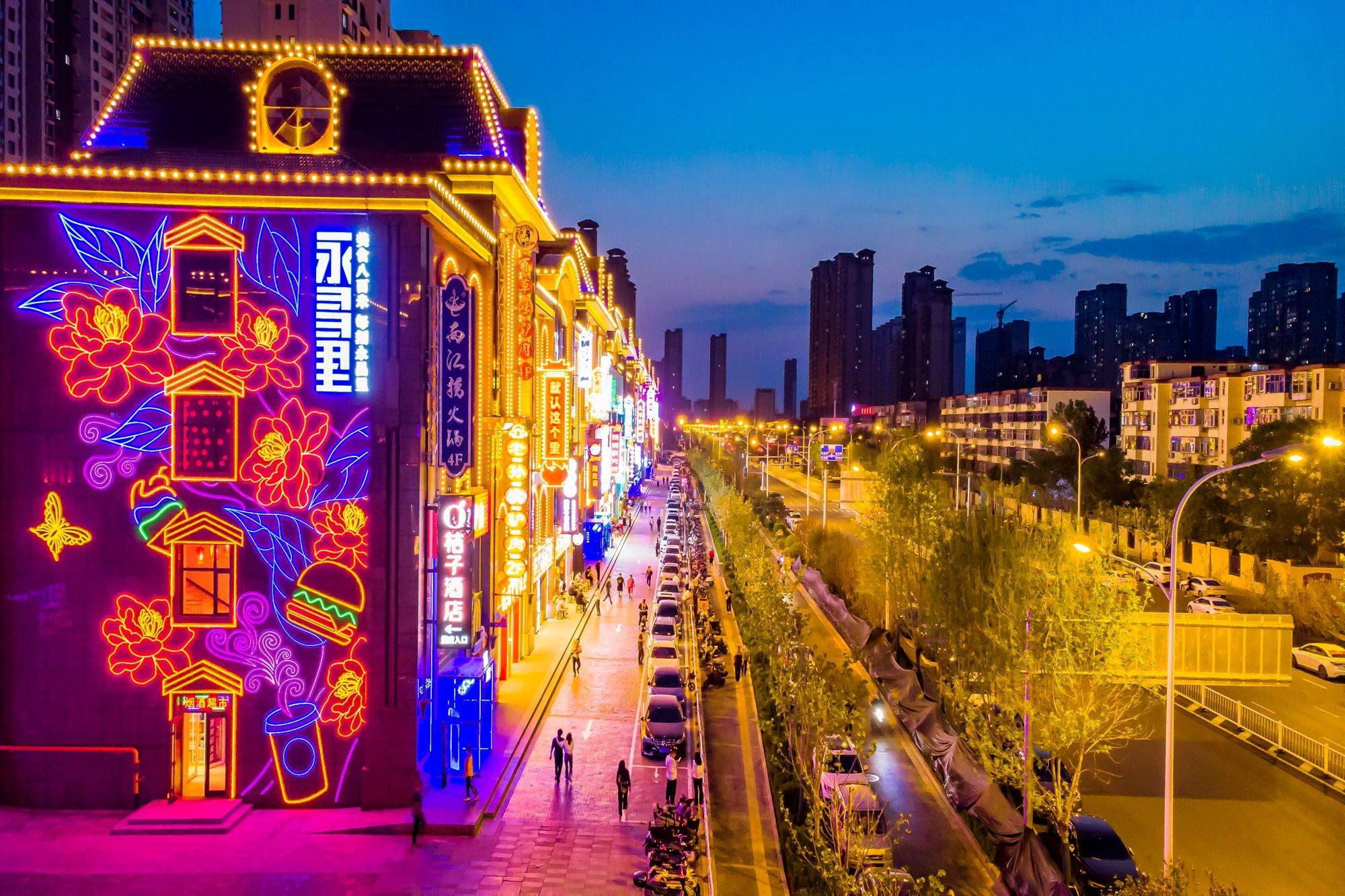 石家庄有一座以足球为主题的网红街区,夜色如画,仿佛穿越到民国_永昌