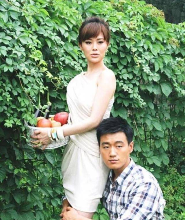 原创当红时娶自己老师回家8年生三娃低调20年今妻子宛如少女