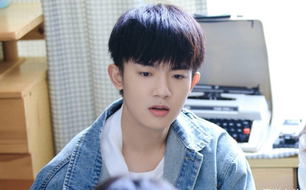 在拍摄《玉骨遥》的同时,李明德的新综艺《春日酱》也正在热播中.