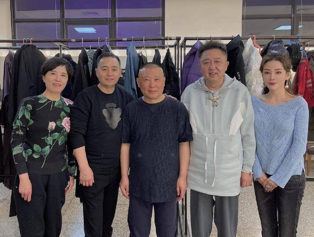 杨幂爸爸近照曝光,面色红润状态超好,与郭德纲于谦同框超开心_观众