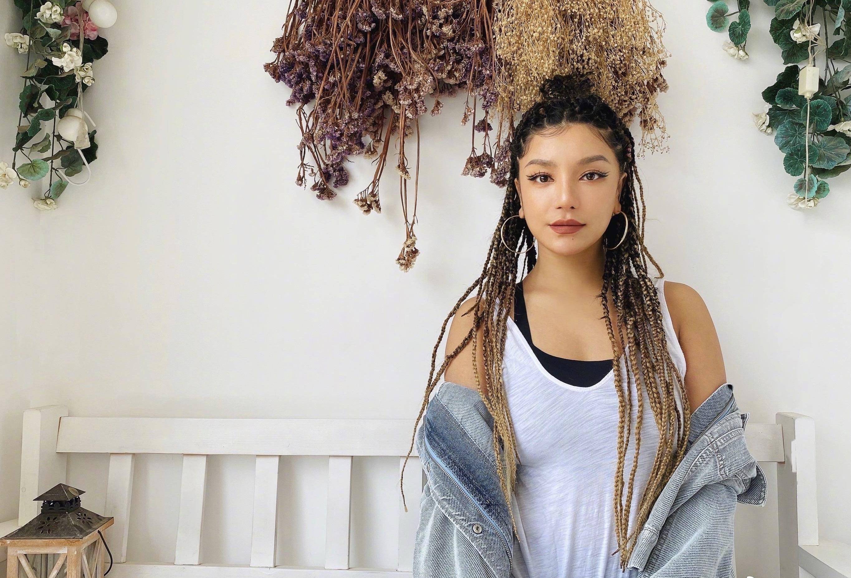 她是超女冠军,五一假期骑行40公里,白色紧身上衣配骑行裤,超酷_江映蓉