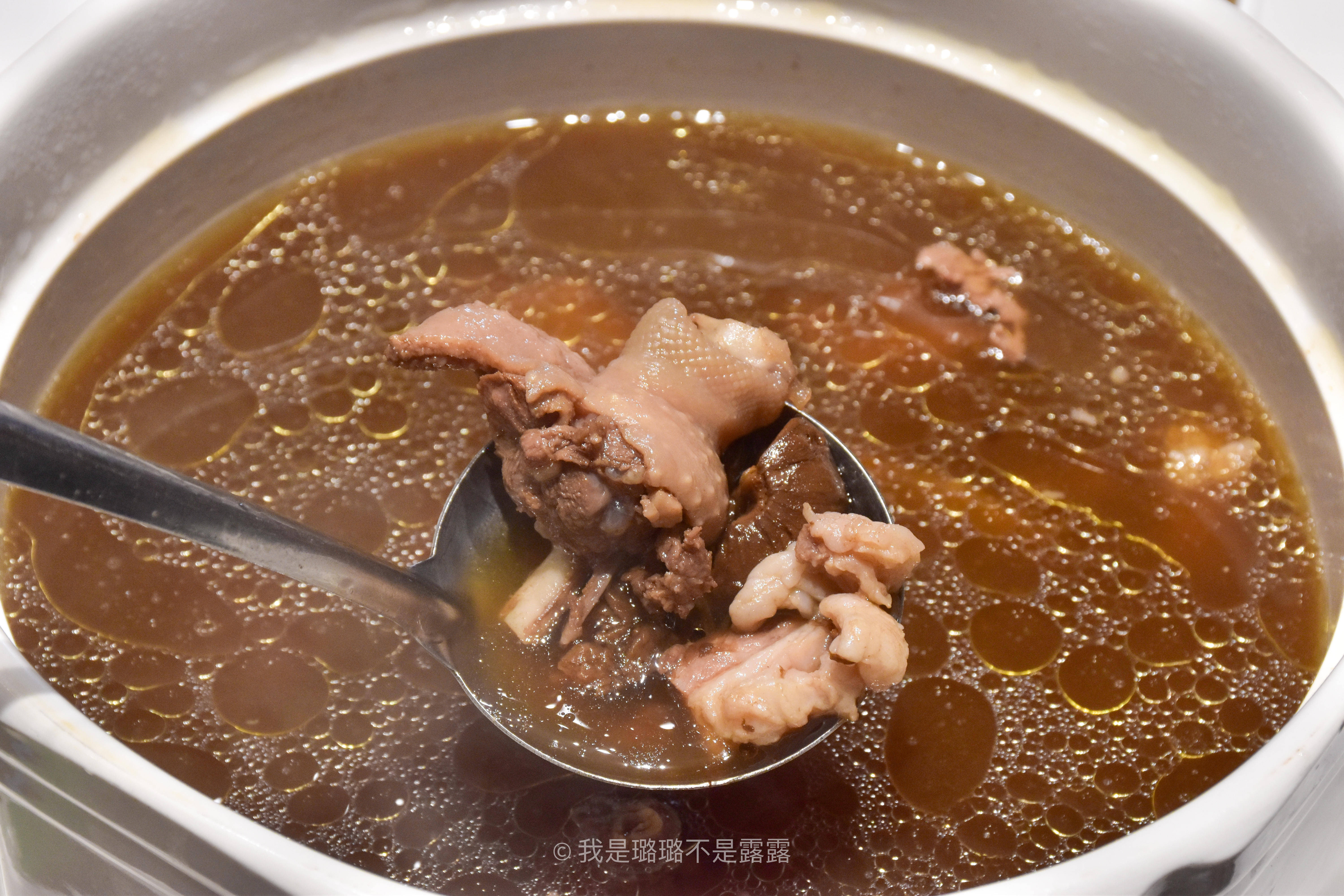 文蛤黑蒜老鸭汤,闽南人喜欢的汤羹之一,黑蒜浓郁,文蛤提鲜,黄金搭配
