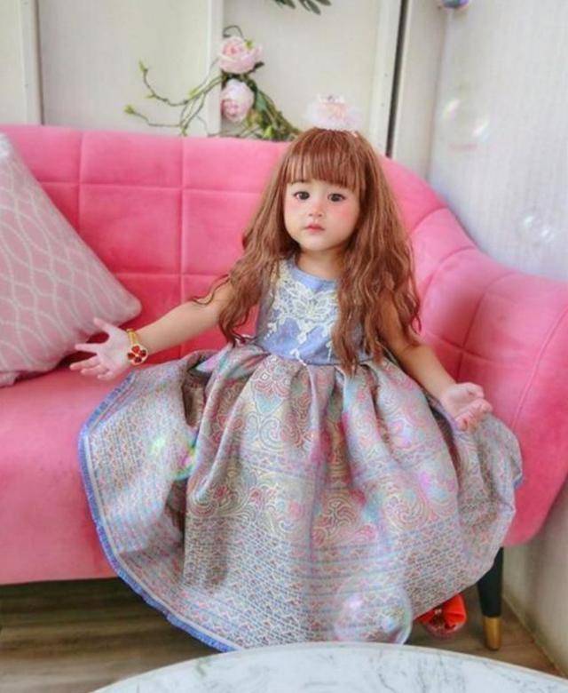 小女孩长得像"洋娃娃",被质疑整容,妈妈晒合照后,网友酸了_孩子_父母_