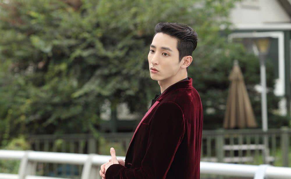 永远的君主男二走红精致下颌线圈粉人气超李敏镐古装造型绝美