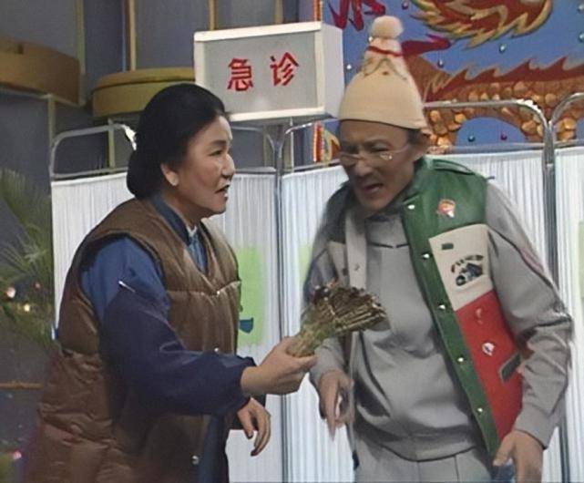 踏上了小品之路,她和游本昌出演了《急诊》,1964年,36岁的赵丽蓉和