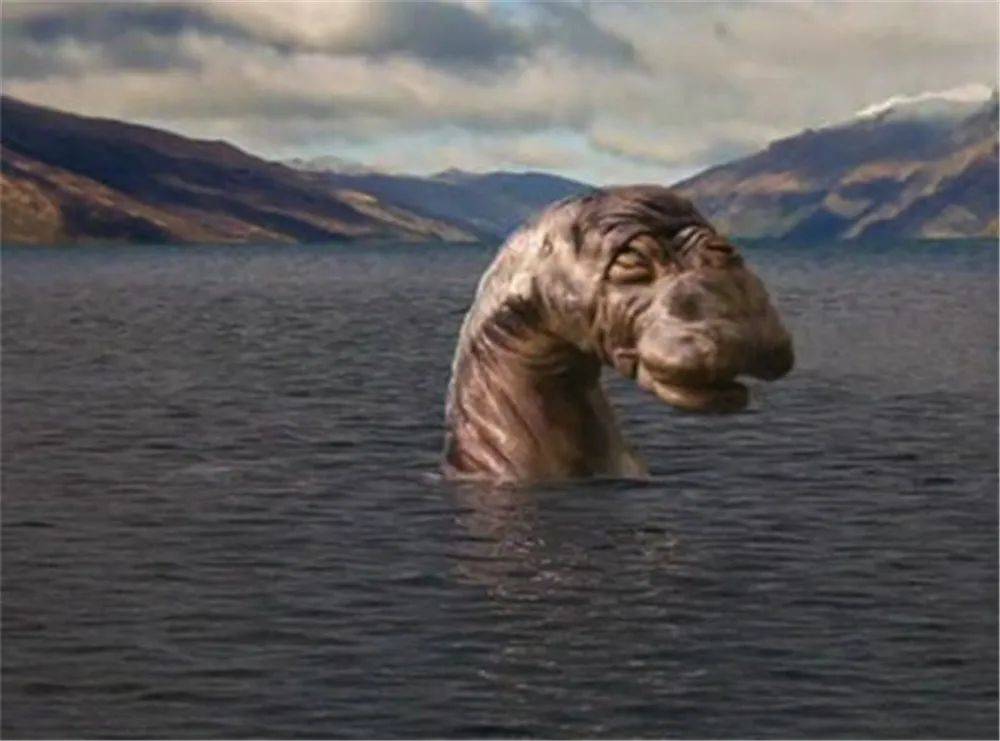 喀纳斯湖出现“湖怪”？探出巨大的头颅，有点像狗头，身后还有尾巴
