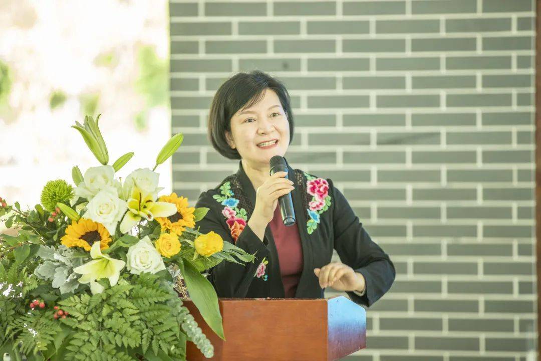 主任 买勇同志致辞政务环节主持人:县委常委,宣传部部长,县政府副县长