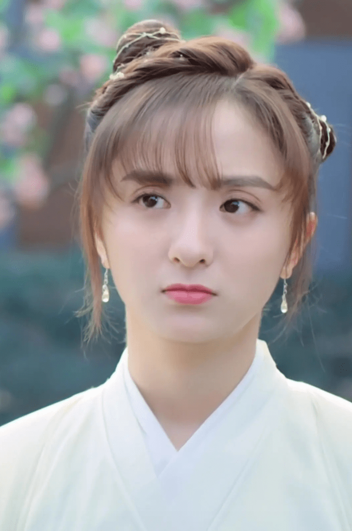 厉嘉琪也是现正热播当中的电视剧《小女霓裳》的女主霓裳扮演者,该剧