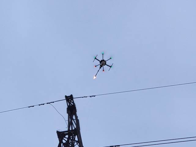 风筝缠上高压线,会喷火的无人机迅速处置_线路_进行_超高压