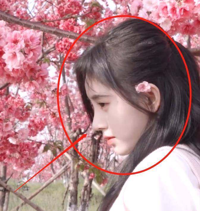 原创鞠婧祎晒旅行vlog穿jk制服变校园甜妹我却在关注她的发际线