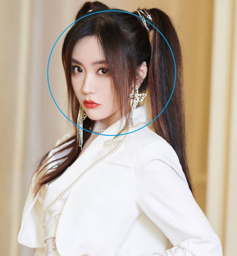 比起赵粤王艺瑾的表情管理就好很多了,换上了双马尾造型后御姐范更是