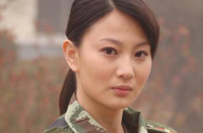 她军装扮相惊艳众人,和吴京合作走红,脱下军装依旧美丽_侯梦莎_军旅