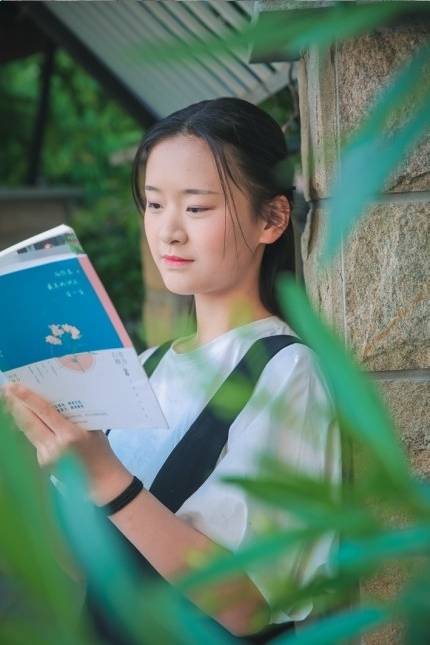 刘雨馨刘雨馨就读于紫石中学,她乐观开朗,勤奋好学,积极阳光,是一名