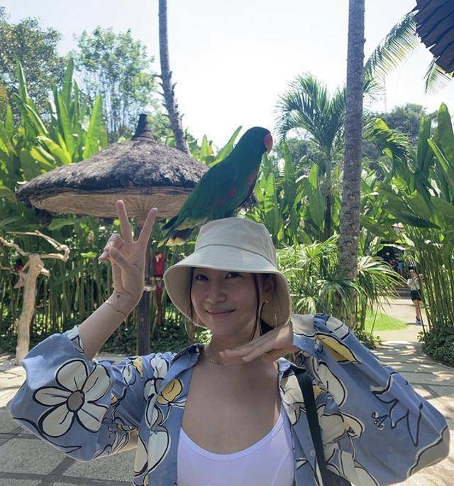 杨佑宁升级当爸后,女友靓照首曝光,外型亮眼身材十分高挑_malinda