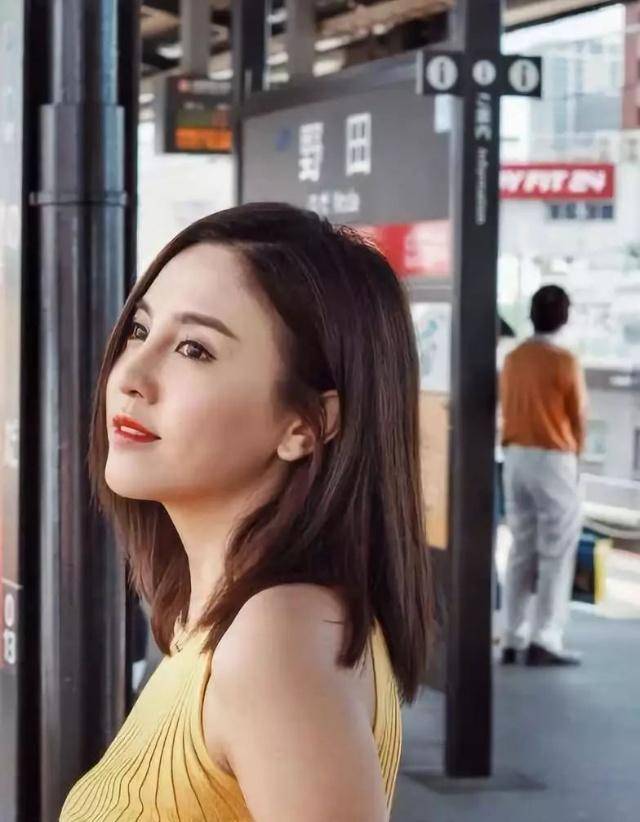 33岁女星在街头摔倒在地受伤感尴尬街坊们纷纷上前帮忙_生活_羽翘