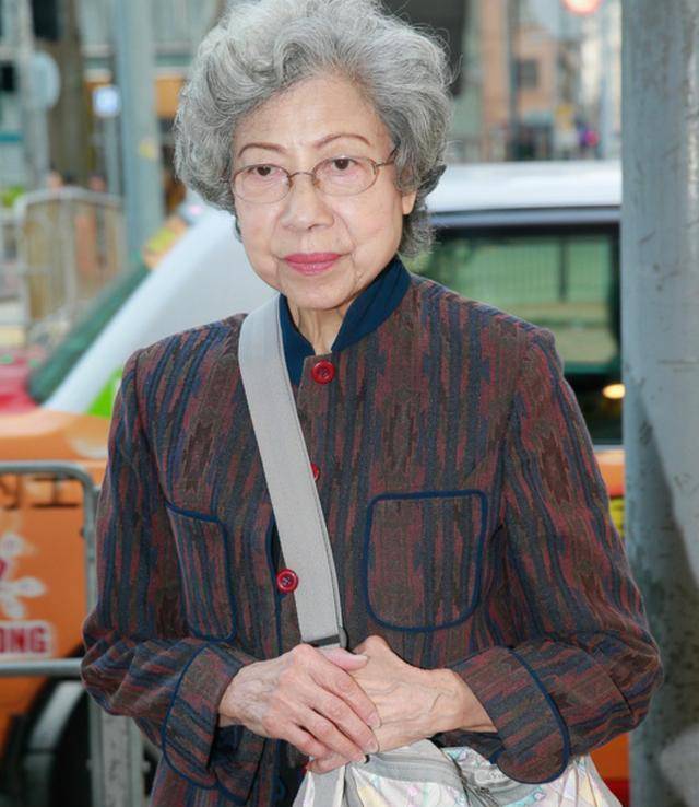 tvb御用"鬼婆"膝盖开刀仍隐隐作痛坚持康复训练与保持健康饮食_罗兰