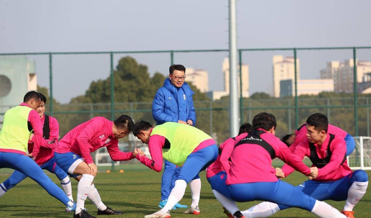 原创             中超动态：国足队长蒿俊闵踢校园比赛，上海申花迎来首场热身赛