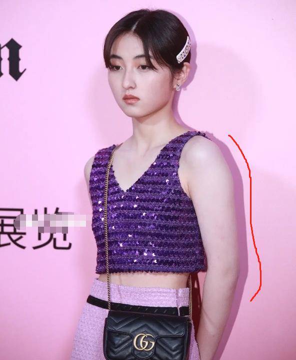 原创张子枫近照曝光从肩膀手臂曲线就能看出往生伙食确实很好