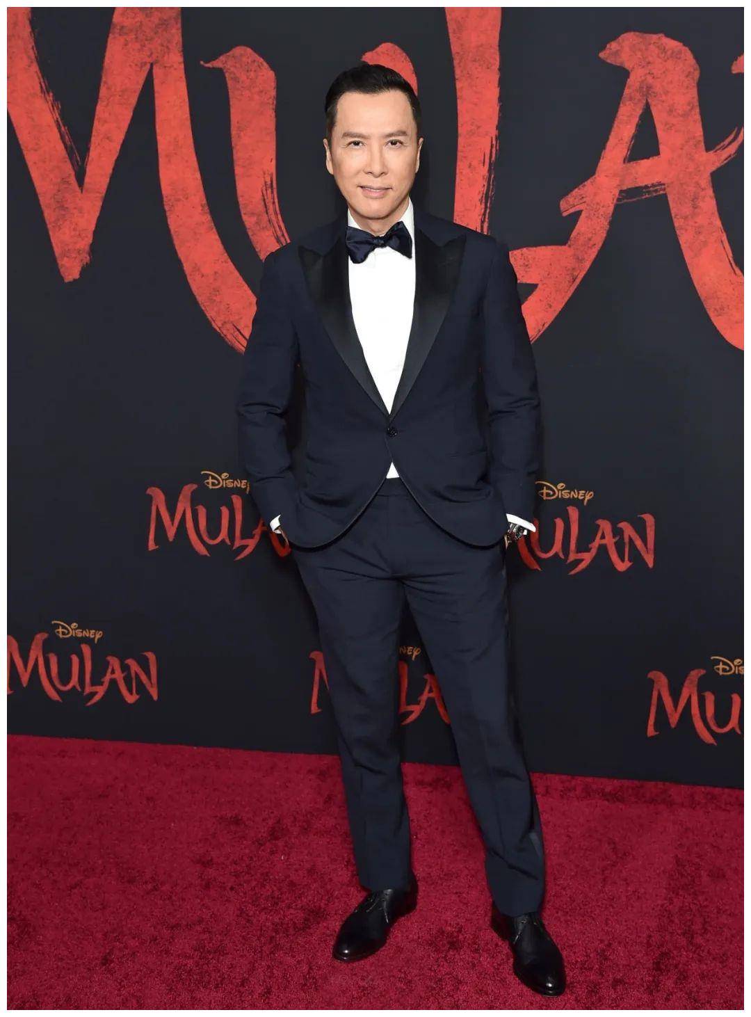 56岁甄子丹亮相红毯墨镜西装男人味十足展露强大气场